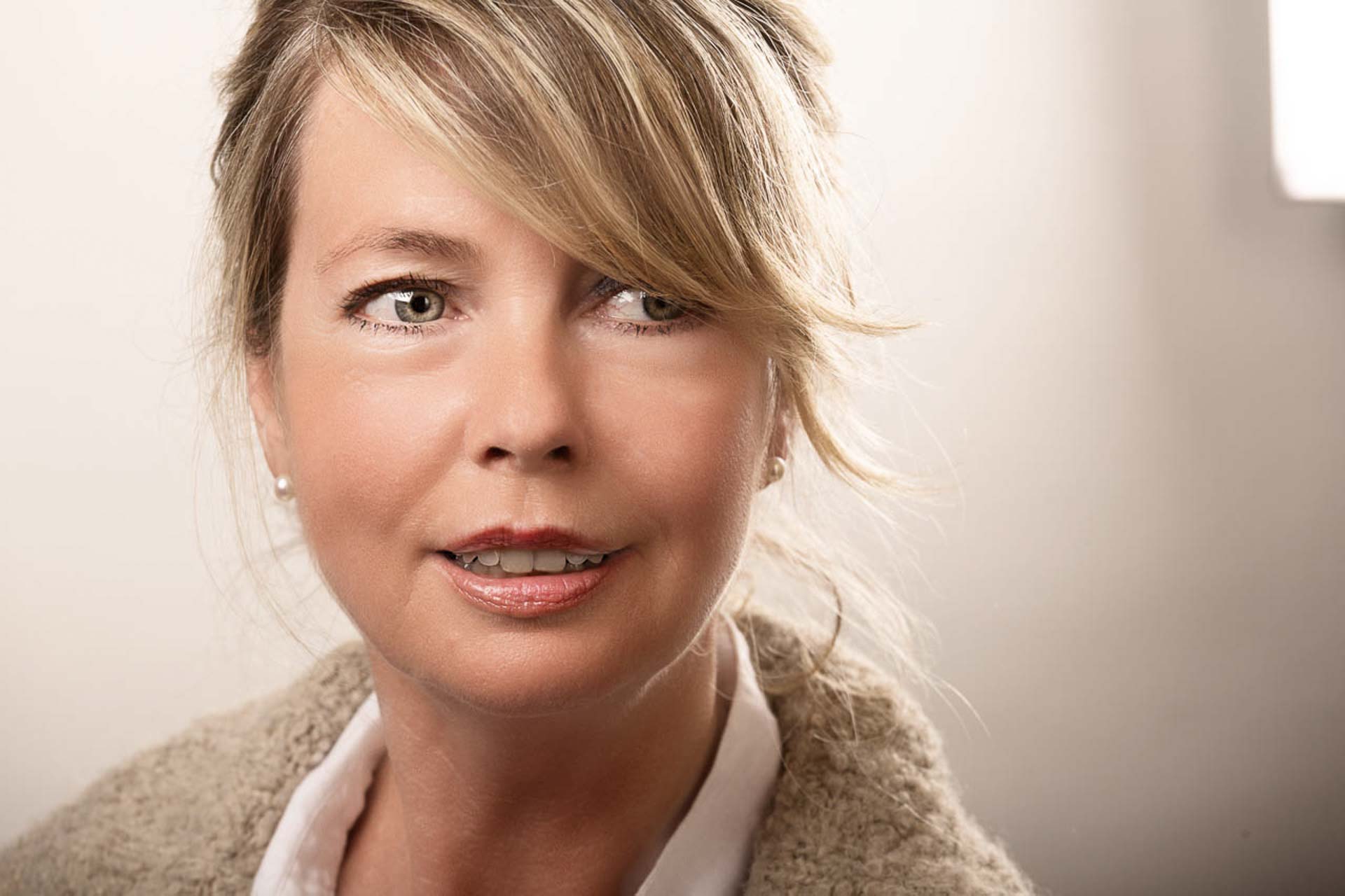 VHS130422 6722 CS6 02 RAD Lights on